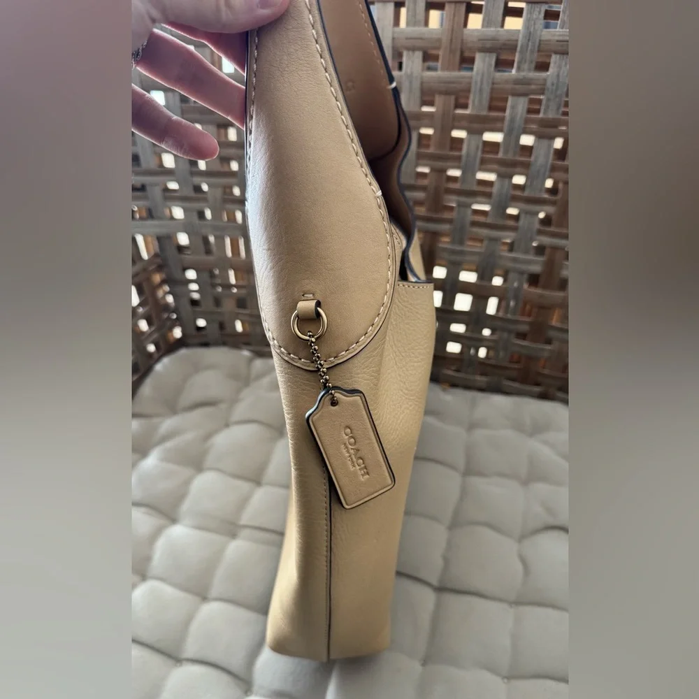 Coach - Brooklyn 28 Shoulder Bag
Natural Tan Brass Leather - Picture 3 of 7